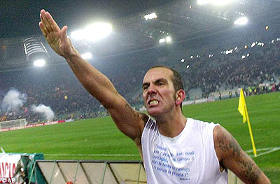 Di Canio makes fascist salute while playing for Lazio. Net photo.