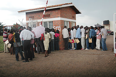 Youth line up at a jobs centre. Many unemployed youth could easily get jobs in their home districts. The New Times / File.