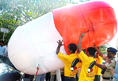 Protesters demonstrate with a dummy capsule outside the Supreme Court premises in New Delhi, India.  Net photo.