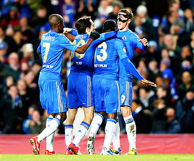 Torres celebrates his second goal with Chelsea team-mates. Net photo.