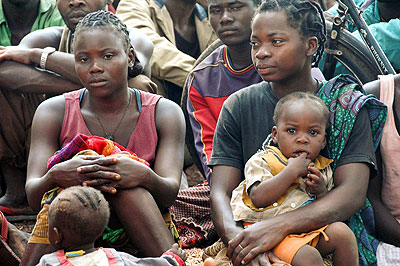 Hunger-striken refugees await donations in Darfur region. Net photo.