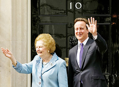 Baroness Thatcher (L) and UK premier Cameron wave to the crowd at 10 Downing Street. Net photo.