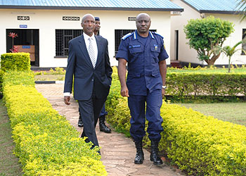 Rwandau2019s Inspector General of Police Emmanuel Gasana (R), with his Ugandan counterpart  Kale Kayihura during the latteru2019s past visit to Kigali. The New Times/File.