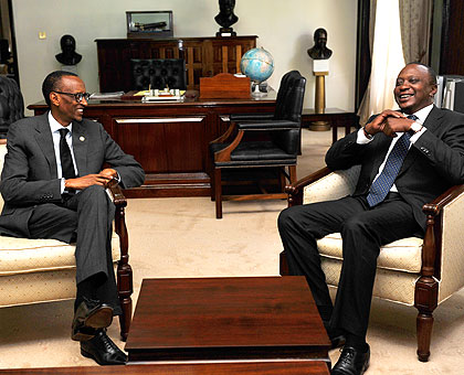 Presidents Paul Kagame (L) and Uhuru Kenyatta during their meeting at the State House in Nairobi yesterday. The New Times/Village Urugwiro.