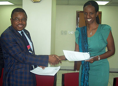 Wilungula (L) hands over to Rwigamba. Saturday Times/ G. Muramira . 