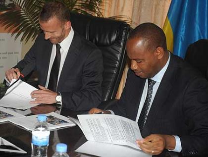 Nsengiyumva (R) and Flueckiger sign the Cooperation Agreement on Thursday. The New Times/John Mbanda