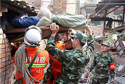  More than 90 people have been pulled alive from rubble as more than 17,000 rescuers help out. Net photo.