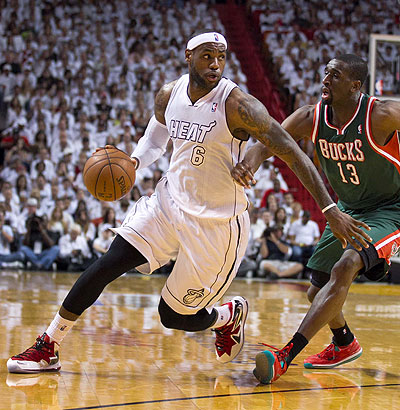 LeBron James led Mami Heat rout of Milwaukee Bucks in Game 1. Net photo.