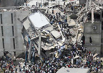 People rescue garment workers trapped under rubble at the Rana Plaza building after it collapsed, in Savar, 30 km (19 miles) outside Dhaka. Net photo.