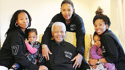 Nelson Mandela with granddaughters Swati Dlamini (L) and Zaziwe Dlamini-Manaway (R) cuddling their babies. Net photo.