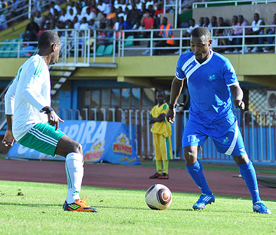 Fuadi Ndayisenga (R), seen here in action against SC Kiyovu, scored the lone goal against Isonga FC yesterday at Amahoro stadium. The New Times /Plaisir Muzogeye.