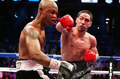 Danny Garcia comfortably outpointed Zab Judah on Saturday night in the latest successful defence of his WBA and WBC light welterweight titles. Net photo.
