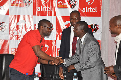 Lauren Mayer (L)shakes hands with the Permanent Secretary in the Sports ministry Edward Kalisa as Airtel Rwanda Country Manager Marcellin Paluku looks on.  The New Times / P. Kamasa.