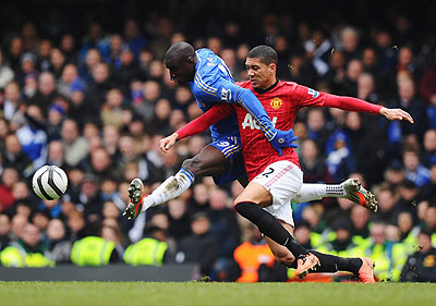 Chelsea striker Demba Ba battles with Manchester United defender Chris Smalling during the FA Cup with Budweiser Sixth Round Replayat Stamford Bridge, which Chelsea won 1-0. Net photo