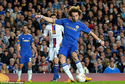 David Luiz lets fly from distance to hit a world-class goal which capped Chelsea's night. Net photo.