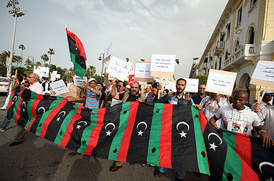 Protesters have called for the government to step down despite a law to purge Gaddafi-era officials from posts.  Net photo.