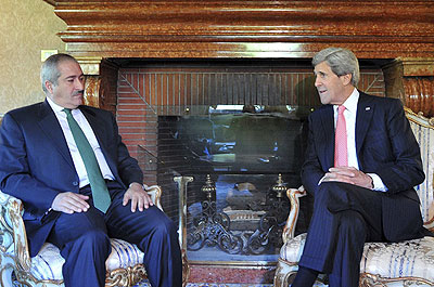 John Kerry, right, met Nasser Judeh, foreign minister of Jordan, which is providing refuge for Syriansu2019. Net photo.