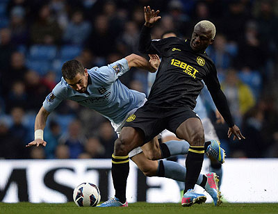 Wigan Athletic's Arouna Kone (R) challenges Manchester City's Aleksandar Kolarov during an EPL match in April. Net photo.