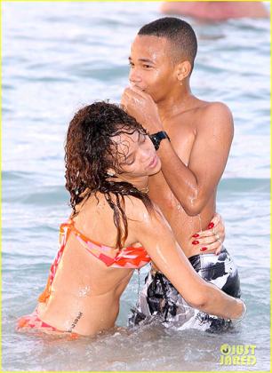 Bikin-clad Rihana makes the most of her trip with brother Rajad Fenty. Net photo.