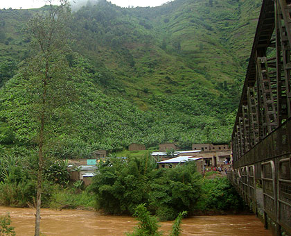 Nyanza slopes in Muvumba cell, Nyabinoni Sector.  Houses at the foot of the slopes are located within 50 meters of River Nyabarongo.  The New Times/ Jean de la Croix Tabaro. 