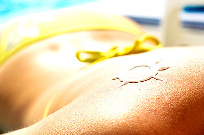 Sun bathing with sunscreen helps protect the skin. Net photo.