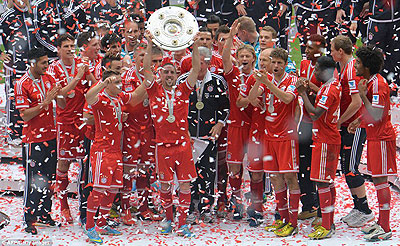Bayern Munich's players celebrate with the trophy on Saturday. Net photo.