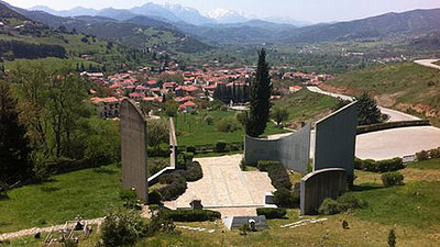 A memorial stands above Kalavryta town. Net photo.