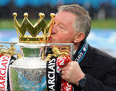 Ferguson lifted his 13th Premier League trophy after watching his side beat Swansea at OT. Net photo.