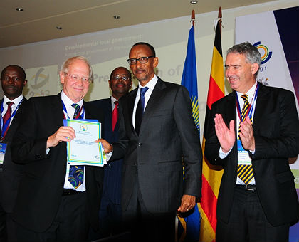 President Kagame receiving the Commonwealth report. The New Times / Village Urugwiro.