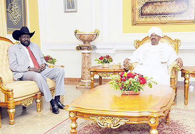 Sudanese President Omar al-Bashir (R) meets President of the southern Sudanese Government Salva Kiir in Khartoum. Net photo.