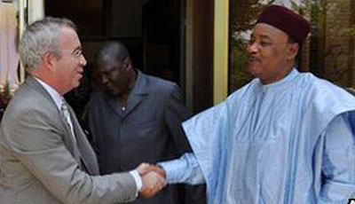 The president of Niger Mahamadou Issoufou (R) greeting the head of French nuclear company Areva. Net photo.
