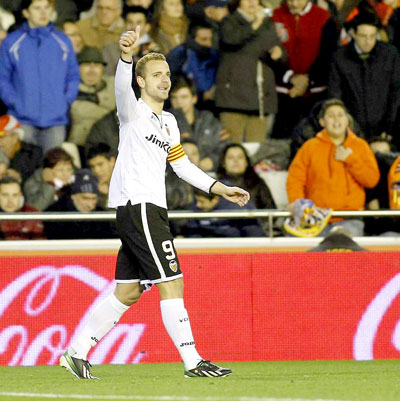 Roberto Soldado will be hoping to spearheaded victory over a sorry Sevilla side on Saturday night. Net photo.