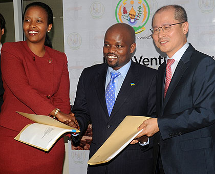 Akamanzi (L), Nsengimana and Yung at the signing ceremony, yesterday. The New Times/ John Mbanda.