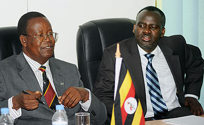 Kamuntu(L) and his host Kamanzi during the meeting in Kigali recently.   The New Times/ John Mbanda  