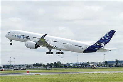 The new Airbus A350 takes off for its maiden flight at the Toulouse-Blagnac Airport in southwestern France yesterday.