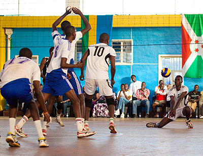 The APR younster Barack Rugira (R) recieves the ball for his teammates and setter  Bonnie Mutabazi (10) in the final of memorial tourney against INATEK.  The New Times / File.