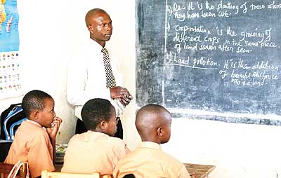 A primary school teacher uses English  during a science lesson. The New Times/ T. Kisambira.