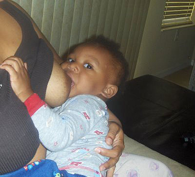 Breastfeeding is healthy even for the mother. Net photo.