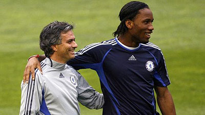 Chelsea manager Jose Mourinho (L) and Didier Drogba smile during a training session at the Mestalla stadium in Valencia April 9, 2007. Net photo.