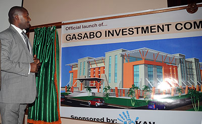 Mayor Ndizeye looks at an artistic impression of the proposed Kimironko Shopping Complex to be built by Gasabo Investment Company. The New Times/John Mbanda.