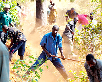 Kanyinya residents dig water tunnels during Umuganda. The New Times/ T. Kisambira.