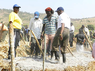Local leaders engage farmers in use of manure gardens. The New Times/ S. Rwembeho.