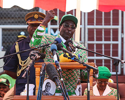 Zimbabwean President Robert Mugabe addresses a campaign rally at National Sports Stadium in Harare, capital of Zimbabwe, July 28, 2013.  (Xinhua/Meng Chenguang)