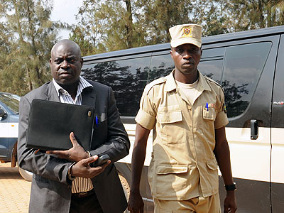 Bernard Munyagishari (L) arrives at Kanombe court yesterday. The New Times/John Mbanda.