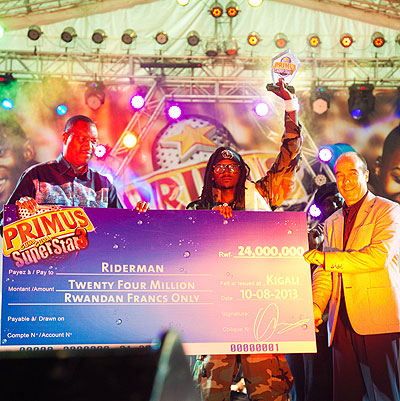 The winner Riderman receives a dummy cheque and the trophy from Minister Mitali and the Bralirwa MD Jonathan Hall