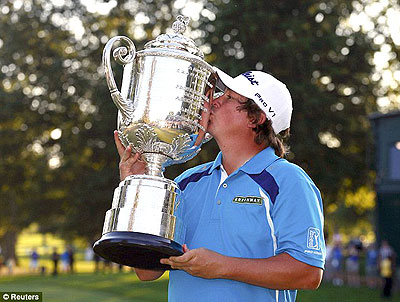 Jason Dufner gets a kiss after winning the first major of his career. Net photo.