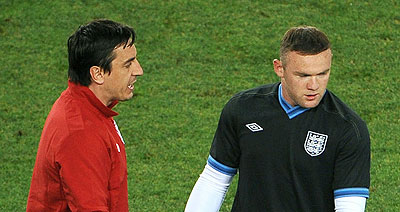 Gary Neville (left) backing Wayne Rooney to stay at Manchester United. Net photo.