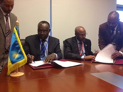 Trade and Industry minister  Kanimba (L) signs the agreement with Ethiopiau2019s Chane. The New Times/Courtsey 