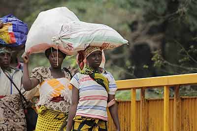 Some of the expelled Rwandans at the Rusumo border.The New Times / Timothy Kisambira.