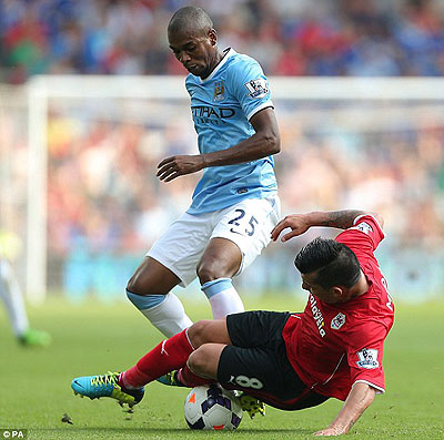 Cardiff's Gary Medel vies for possession with City's Fernandinho. Net photo.